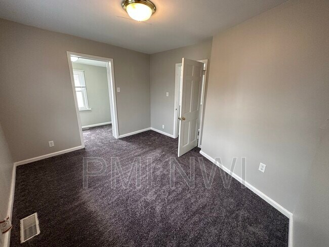 Building Photo - 1037 Moss St