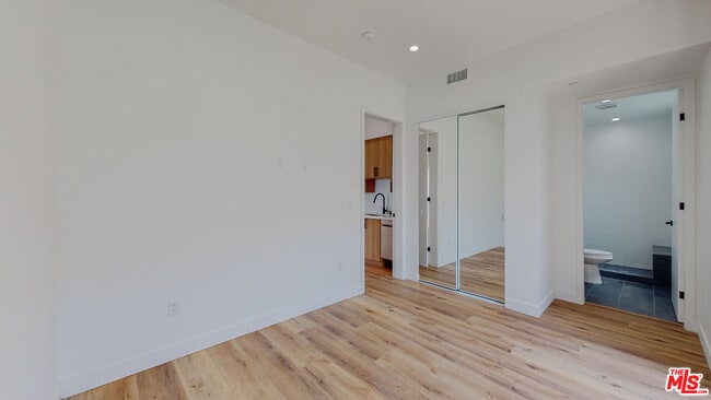 Building Photo - 4460 W Maplewood Ave
