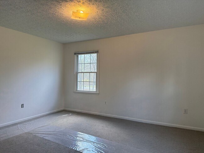 Building Photo - 3-bedroom, 2-bath brick ranch in Black Mountain