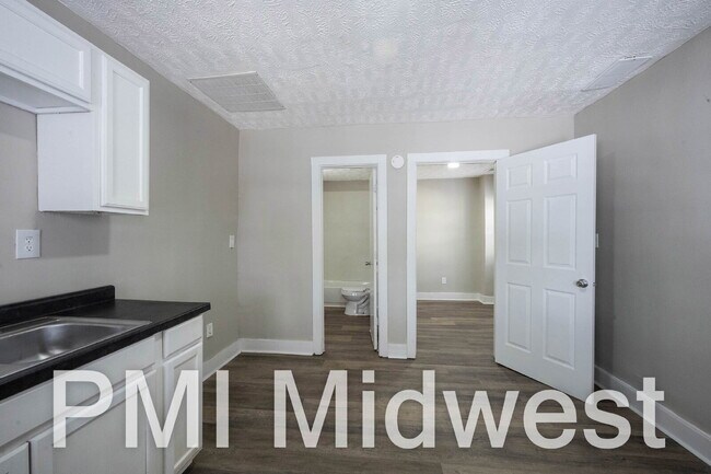Building Photo - "Chic & Cozy 1-Bed Urban Retreat in Indianapolis – Perfectly Compact Living!"