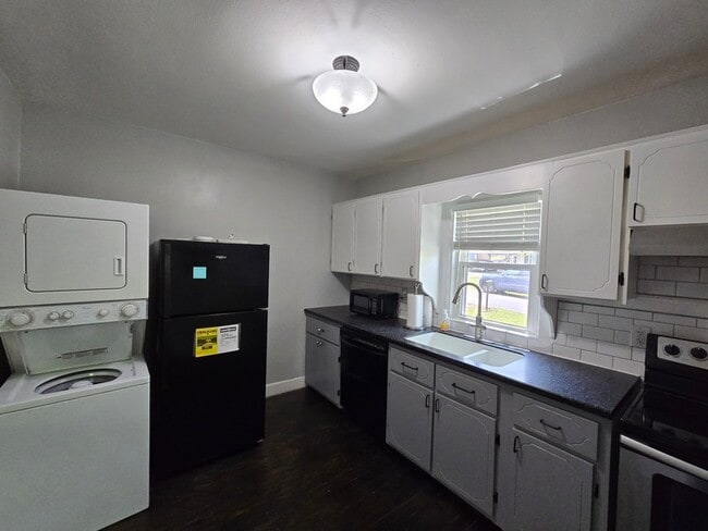 Building Photo - 3605 Navajo Dr