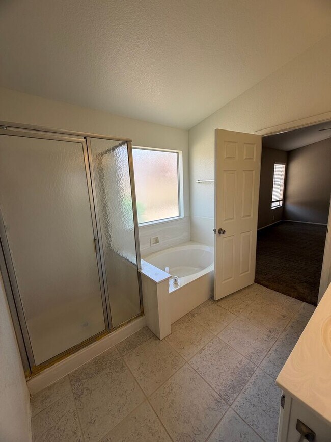 Building Photo - Desirable Arrowhead Ranch Home