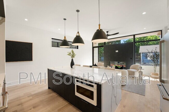 Building Photo - 194 E Lake Terrace SE