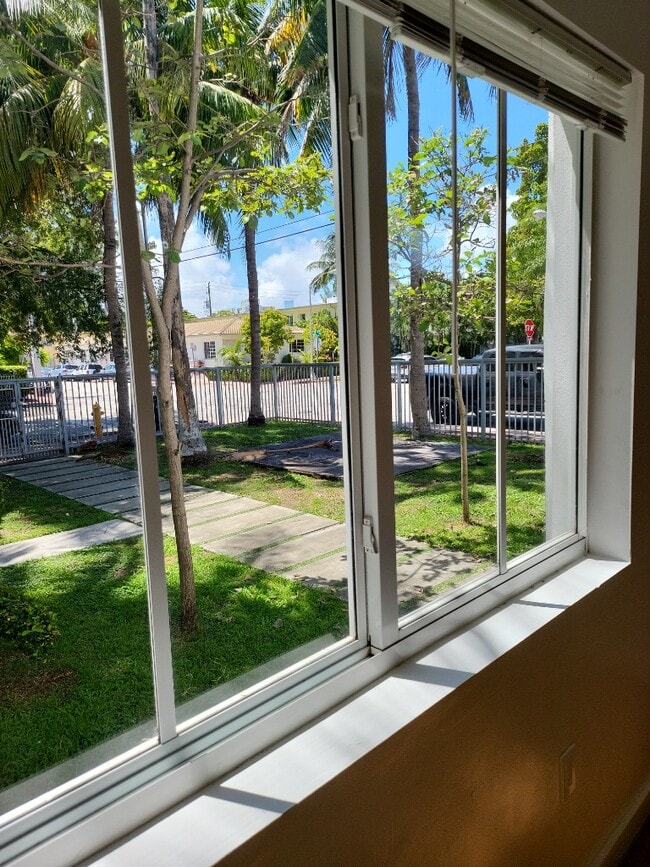 Building Photo - 557 Michigan Ave