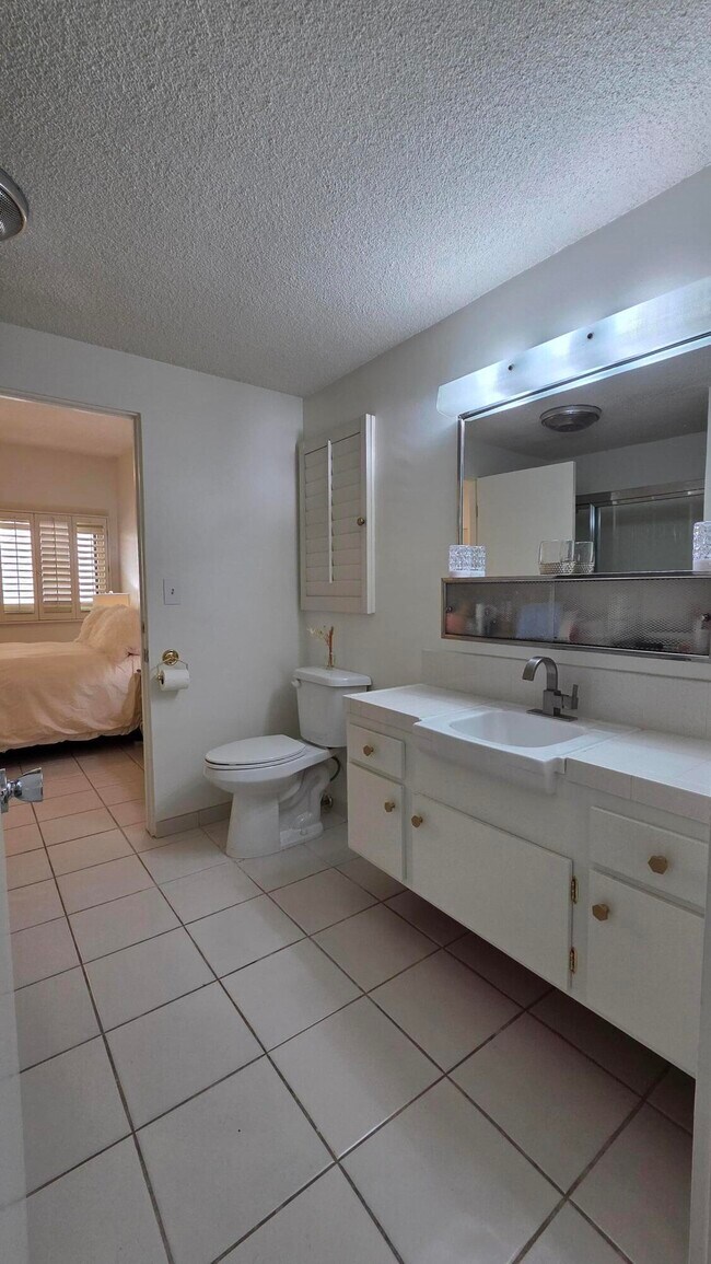 Building Photo - 1303 N Rose Ave