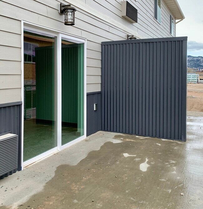 Building Photo - 861 Gibbon St