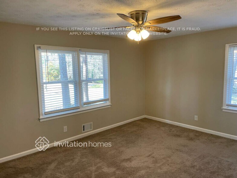 Building Photo - 921 Walnut Cir SW