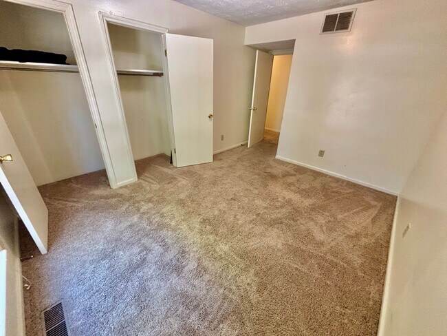 Building Photo - 2 Bedroom Near Law School!