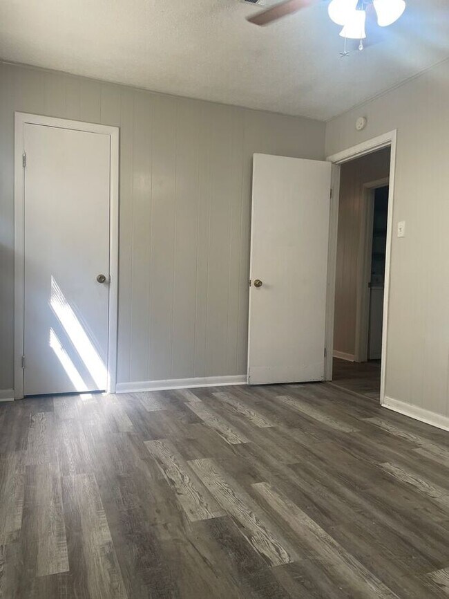 Building Photo - 2103 Tyler St