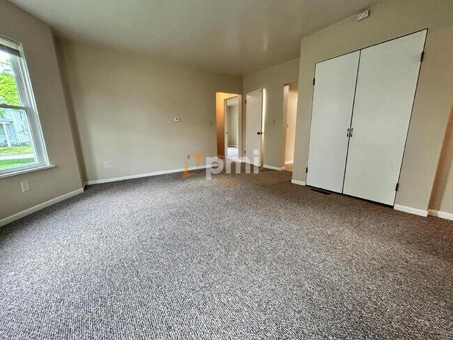 Building Photo - 1302 2nd St