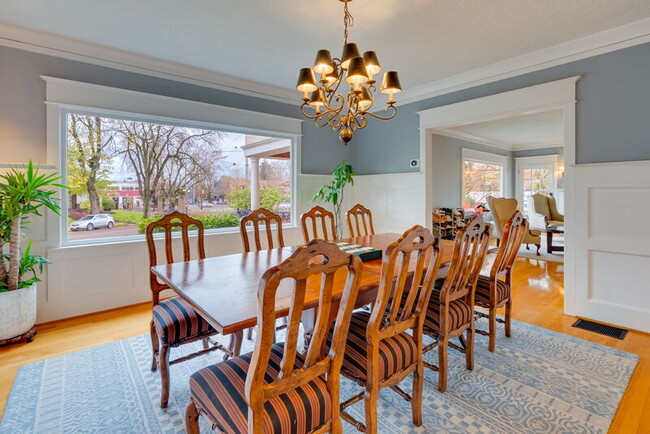 Building Photo - 3321 NE Peerless Pl