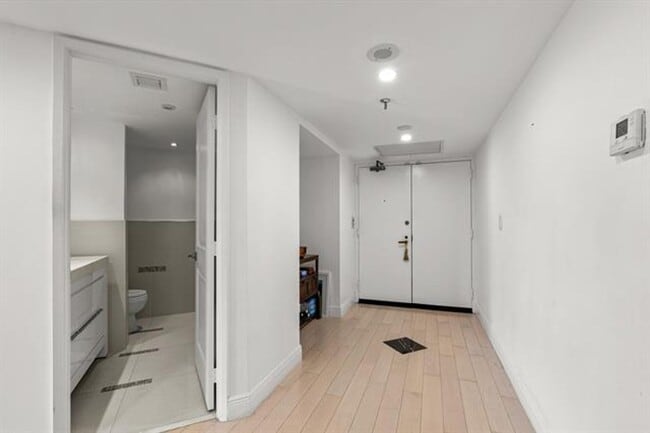 Building Photo - 520 Brickell Key Dr