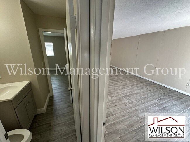 Building Photo - 643 David St