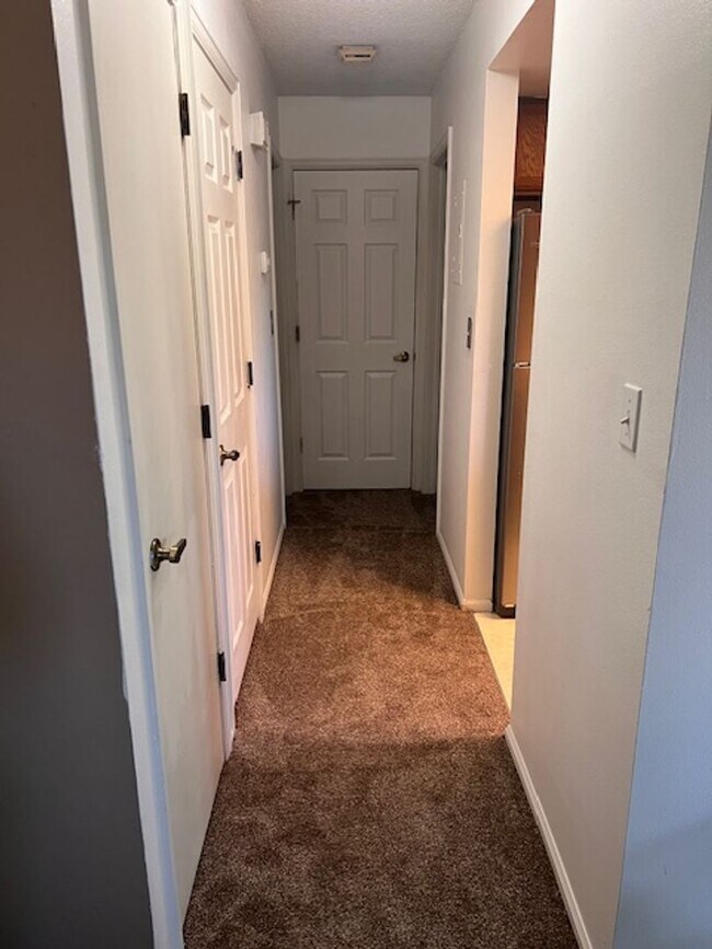 Building Photo - 1 Bedroom / 1 Bathroom Condo! Garage! Wash...