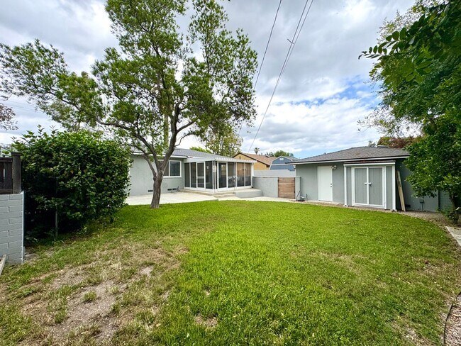 Building Photo - Fabulous 3 bedroom 1 bathroom updated home