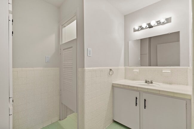 Building Photo - 365 Piney Point Rd