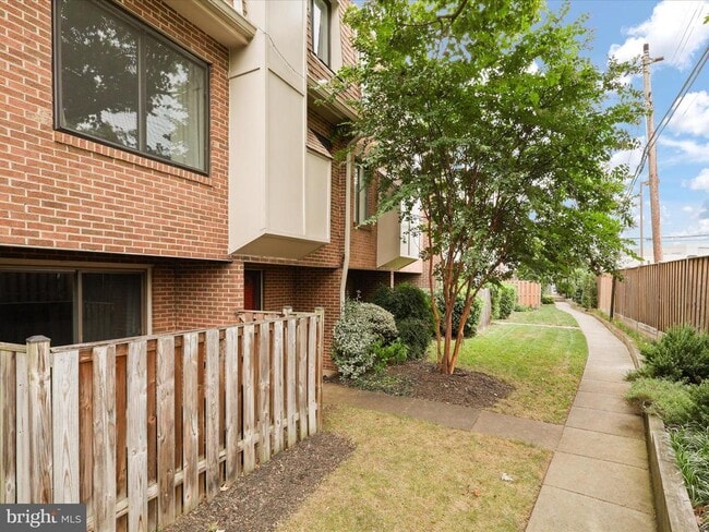 Building Photo - 1699 Kenwood Ave
