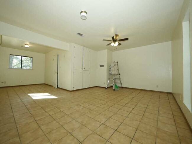 Building Photo - 703 Deer Ln