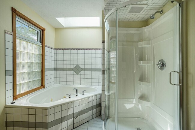 Building Photo - 3 Bedroom, 2 Bath Home in Grand Rapids! Available Now- Includes Washer and Dryer!