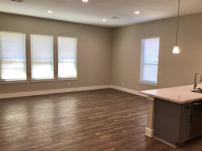 Building Photo - 2109 Marnel Rd