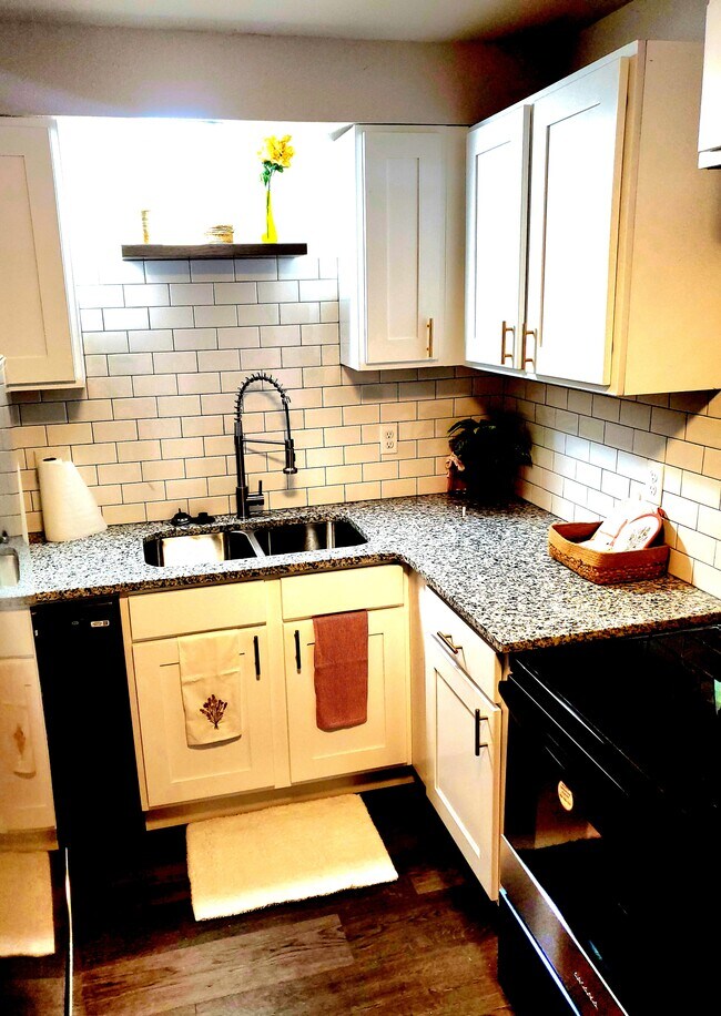 Building Photo - 1538 NE 42nd St