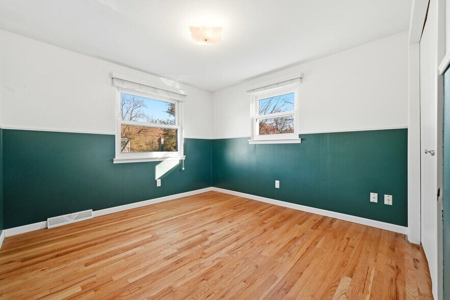 Building Photo - 5595 Birdview Heights