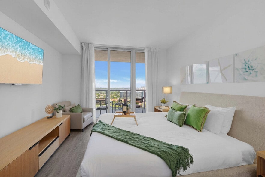 Building Photo - 2602 E Hallandale Beach Blvd