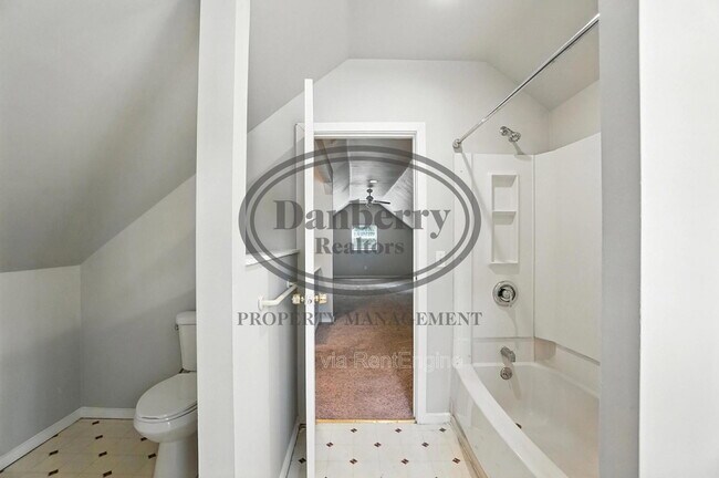 Building Photo - 822 Searles Rd