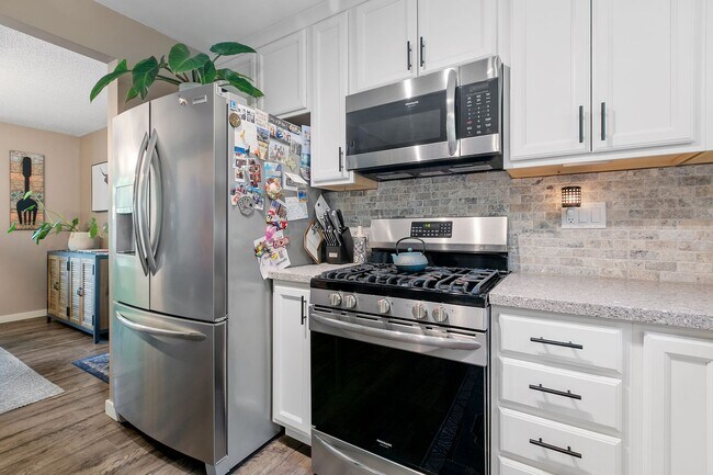 Building Photo - Charming 3 Bedroom Home Golden Valley