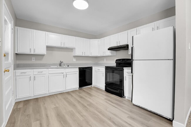 Building Photo - $2,600.00, 3-bed, 2.5-bath, located in Lak...