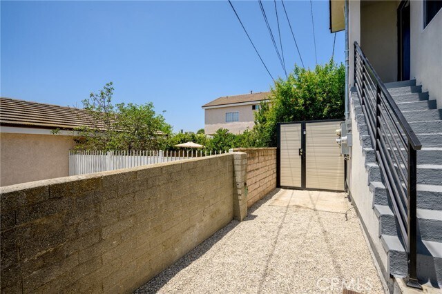 Building Photo - 842 E Cypress Ave
