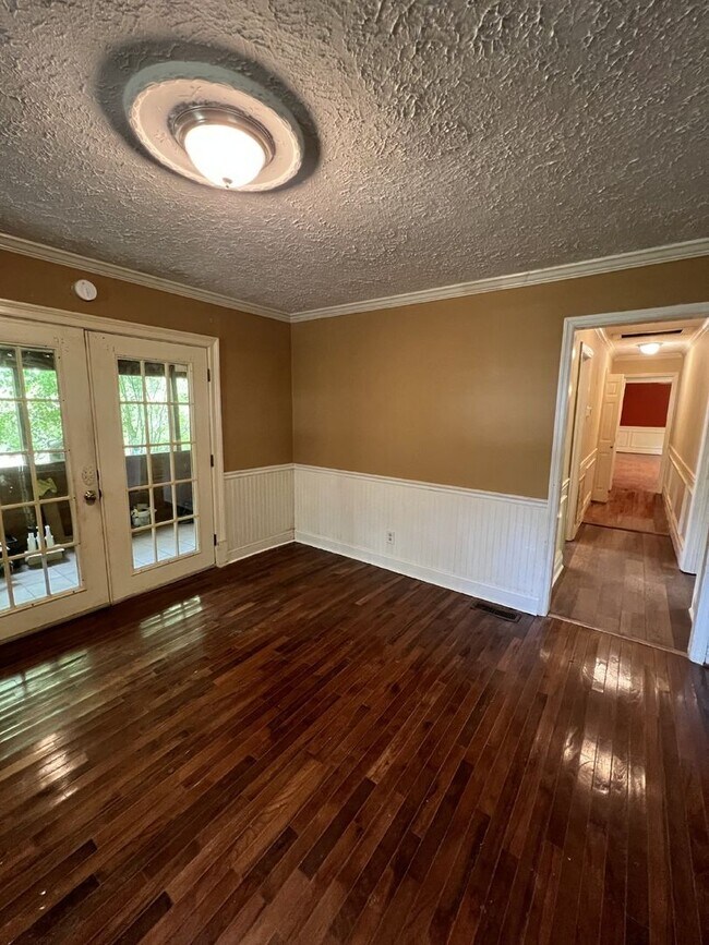 Building Photo - Charming Home in Rock Spring, GA!