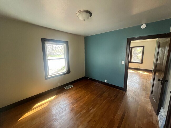 Building Photo - Fully Remodeled 2 Bedroom 1.5 Bathroom House in Moline