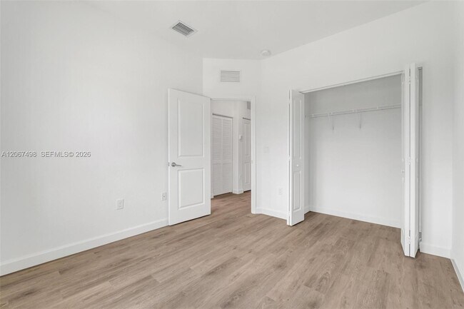 Building Photo - 582 NE 207th St