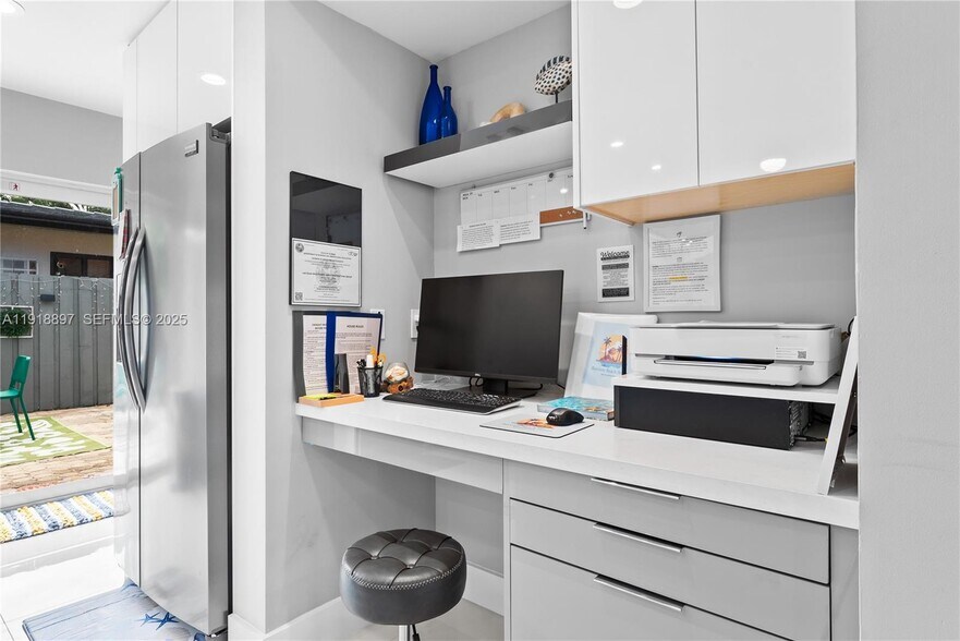 Building Photo - 2620 NE 15th St