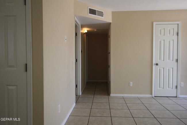 Building Photo - 9145 Begonia Pl