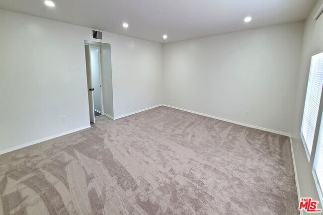 Building Photo - 10000 Hanna Ave