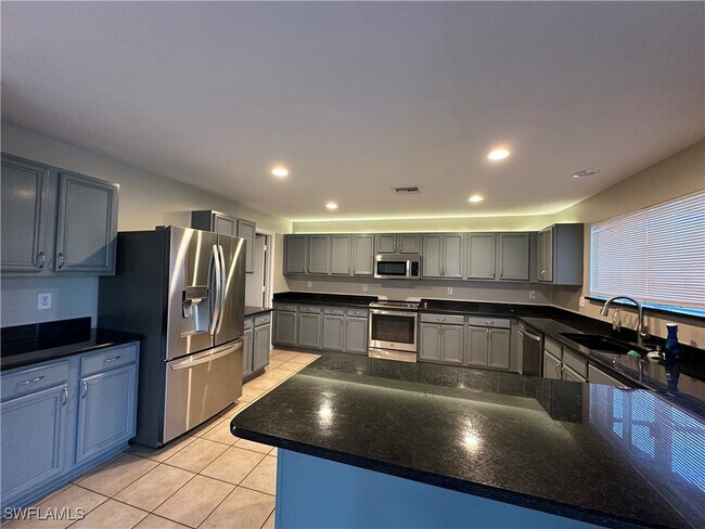 Building Photo - 8100 Allamanda Ct
