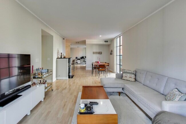 Building Photo - 744 N Clark St