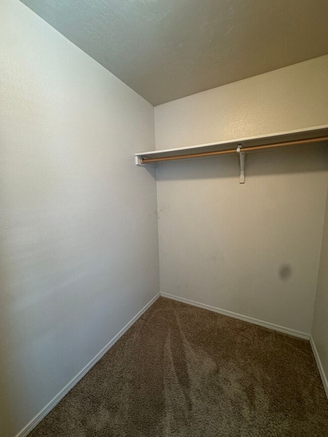 Building Photo - Beautiful 4 Bedroom, 2.5 Bathroom Home