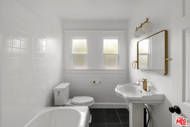 Building Photo - 4316 Kingswell Ave