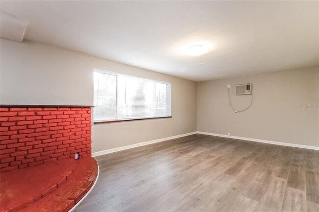 Building Photo - 921 Hillside Dr