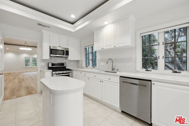 Building Photo - 412 N Maple Dr