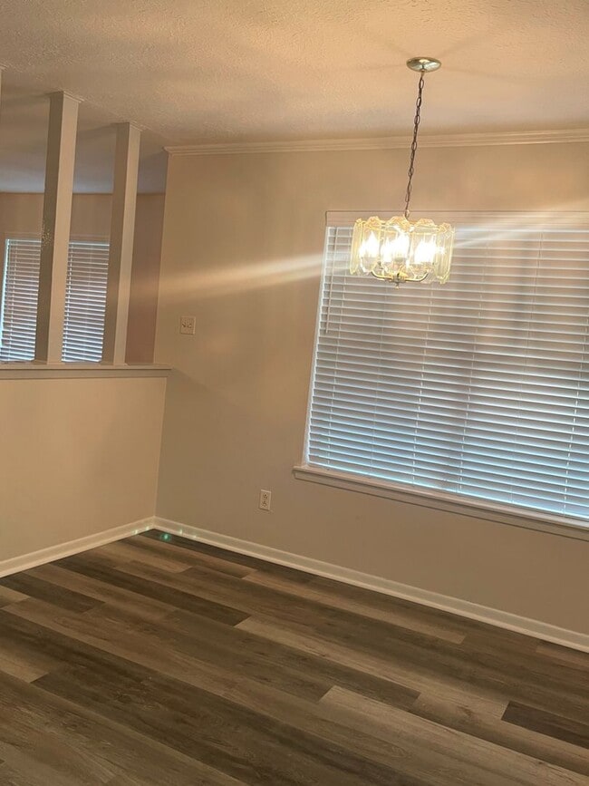 Building Photo - 535 Hillebrandt St