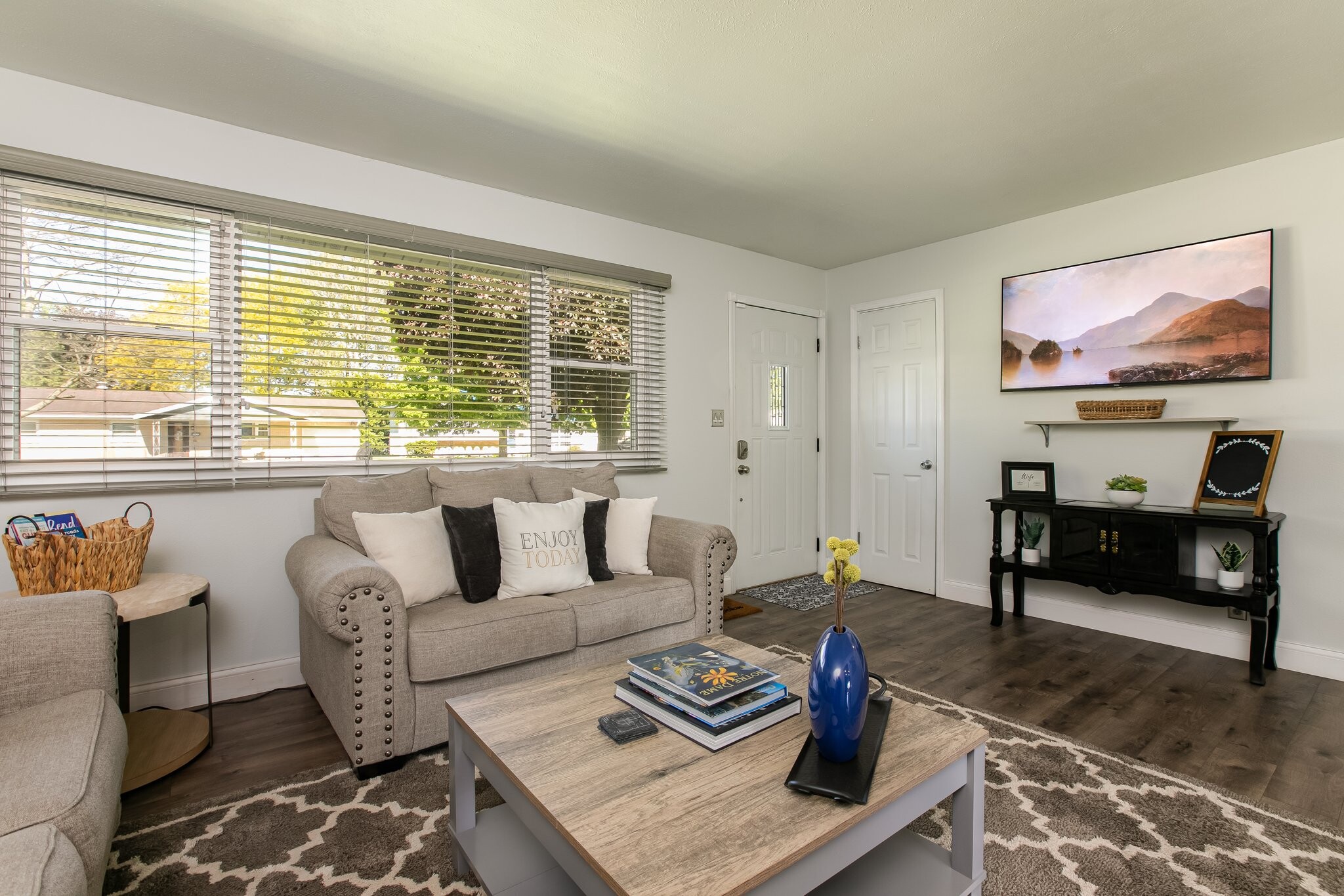 Living room #1 - 1536 Gordon Dr