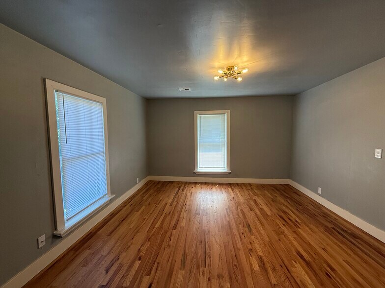 Building Photo - 706 S Saint Louis Ave