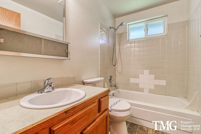 Building Photo - 2 Bedroom Duplex W/ attached garage in Was...