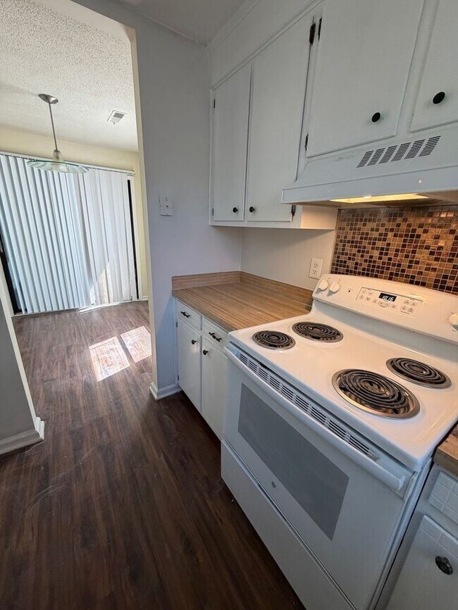 Building Photo - 2 Bedroom Available Today!