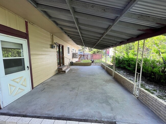 Building Photo - 3 Bed 2 Bath House with Attached 2 Car Garage & Trailer Parking