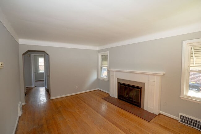 Building Photo - Update charming 3 bedroom bungalow